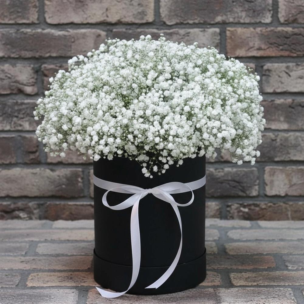 Цветочная композиция из Гипсофила в шляпной коробке в Подгорном