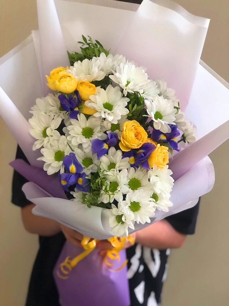 Букет цветов из: Ирисы, Хризантемы и Розы в Подгорном