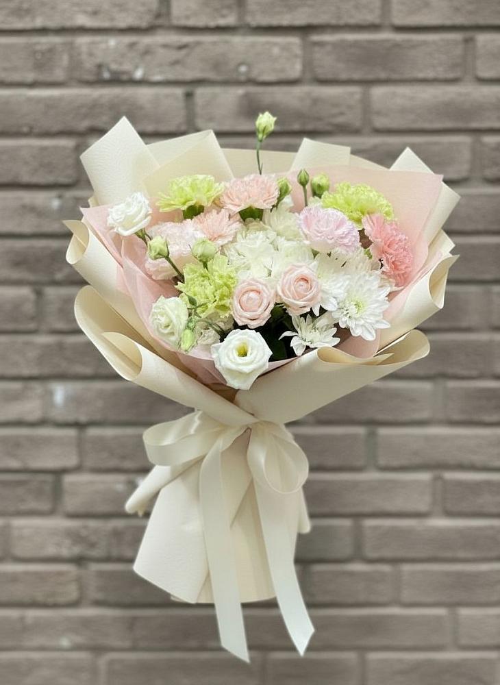 Букет цветов из: Гвоздики, Розы, Лизиантусы и Хризантемы в Подгорном