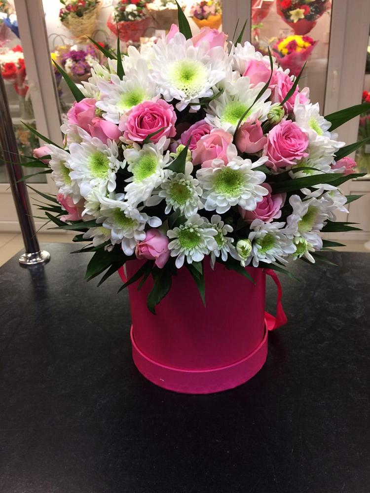 Цветочная композиция из Розы и Хризантемы в шляпной коробке в Подгорном