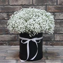 Цветочная композиция из Гипсофила в шляпной коробке в Подгорном